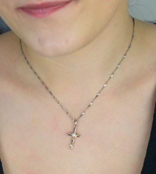 Elegancka srebrna zawieszka krzyżyk z perełką, srebro próby 925, pozłacany dodatek. Długość 2,5 cm, szerokość 1,2 cm, waga 1,60 g. Idealna na prezent z okazji chrztu czy komunii. Srebrna zawieszka krzyżyk z perełką SVLP1082X61G.JPG