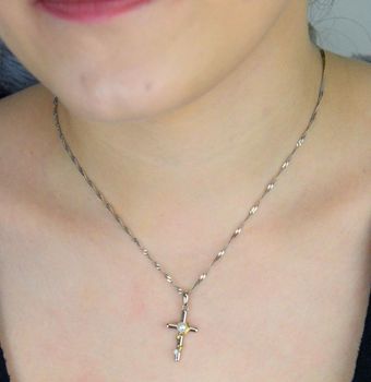 Elegancka srebrna zawieszka krzyżyk z perełką, srebro próby 925, pozłacany dodatek. Długość 2,5 cm, szerokość 1,2 cm, waga 1,60 g. Idealna na prezent z okazji chrztu czy komunii. Srebrna zawieszka krzyżyk z perełką SVLP1082X61GP0 (1).JPG