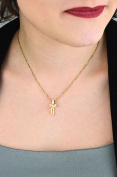 Zawieszka krzyżyk z cyrkoniami pozłacany – srebro 925, elegancka biżuteria religijna (1).jpg