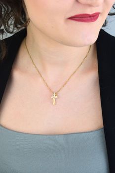 Zawieszka krzyżyk z cyrkoniami pozłacany – srebro 925, elegancka biżuteria religijna (2).jpg