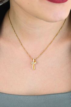 Zawieszka krzyżyk z cyrkoniami pozłacany – srebro 925, elegancka biżuteria religijna (3).jpg