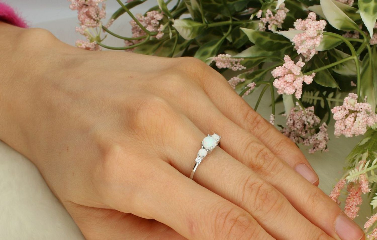 Pierścionek srebrny z opalami pr 925, SVLR1057XF6O1 Srebrny pierścionek wykonany z najwyższej jakości srebra. Idealny pomysł na prezent. Srebrny pierścionek wykonany z próby 1.webp