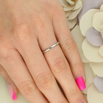 Srebrny szeroki pierścionek falisty z cyrkonią 925 tył pierścionka.jpg