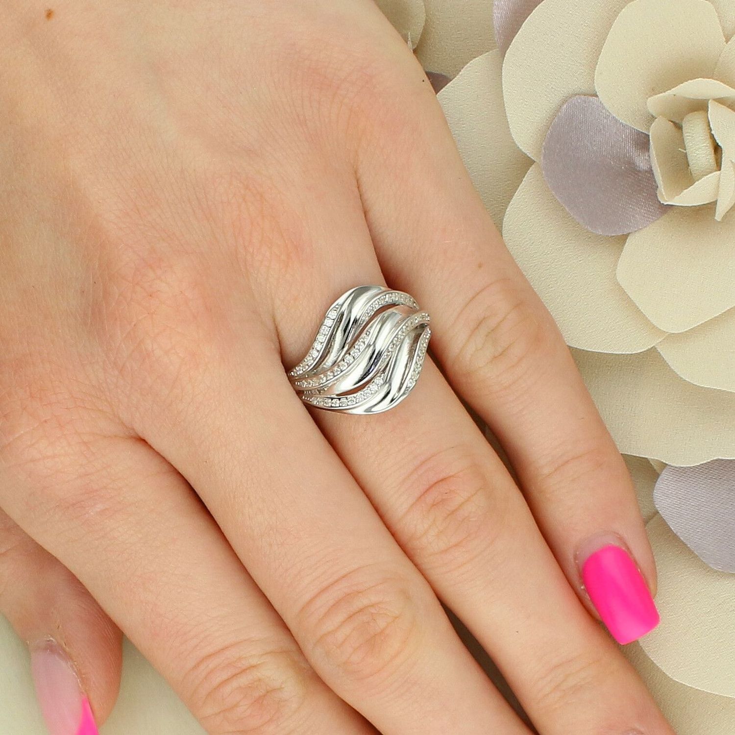 Srebrny szeroki pierścionek falisty z cyrkonią 925.jpg