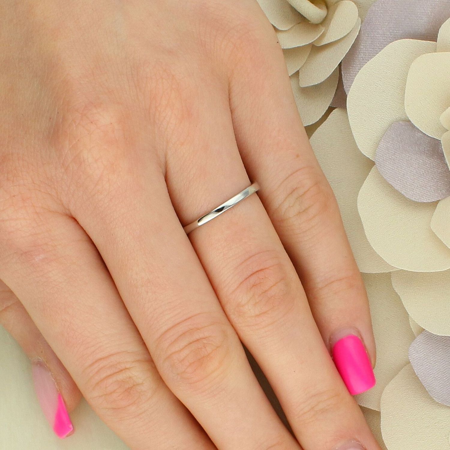 Srebrny szeroki pierścionek falisty z cyrkonią 925.jpg