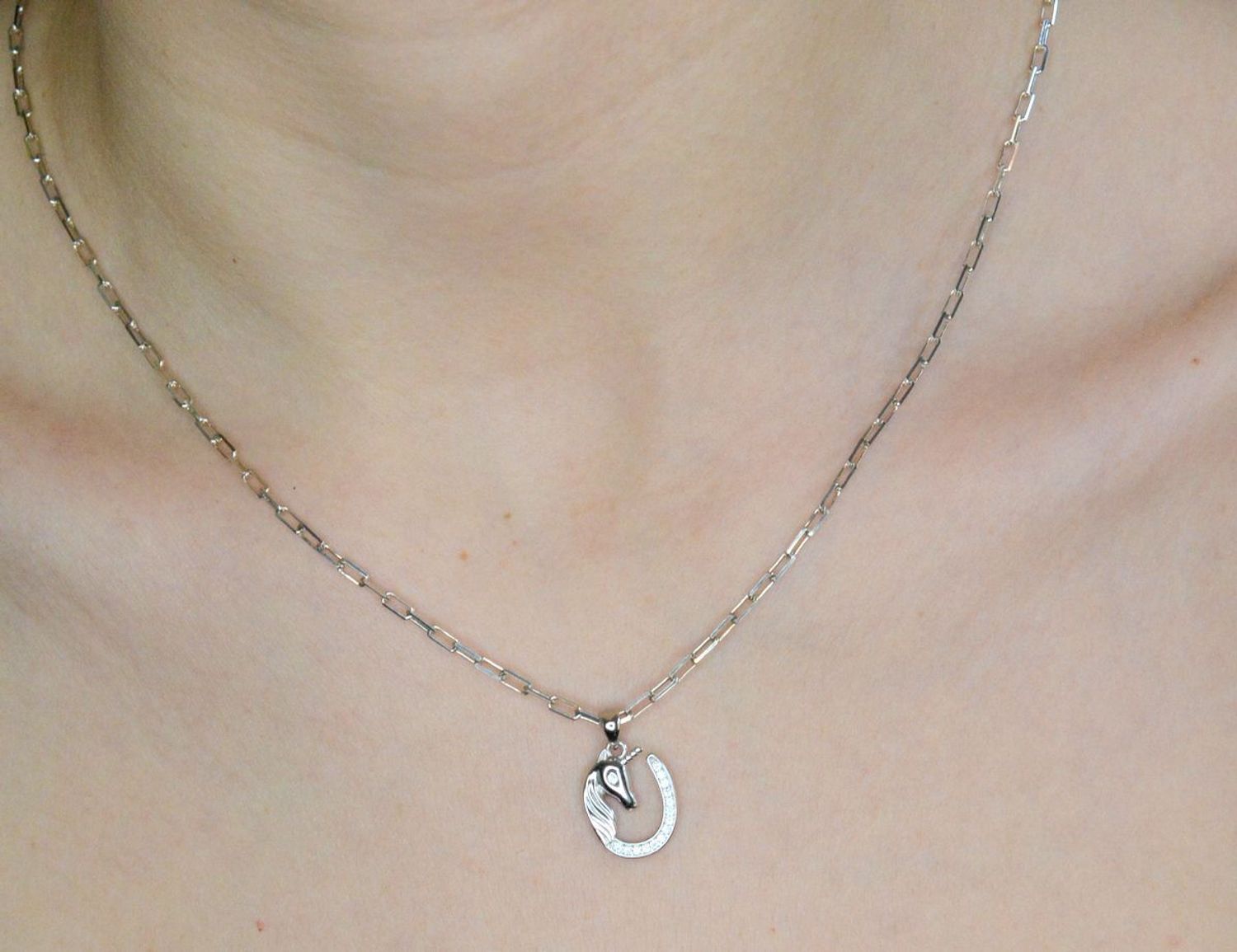 Srebrny komplet dziecięcy zawieszka i kolczyki Kocham jednorożce SVLS0072SH2BI00. Komplet dla miłośniczki koni. Biżuteria dla koniary. Kolczyki podkowy. Biżuteria dziecięca dla dziewczynki..jpg