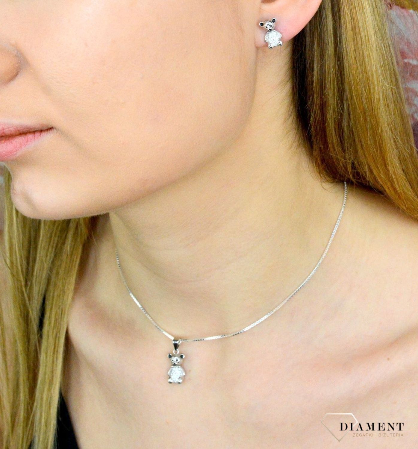 Srebrny komplet dziecięcy kolczyki i zawieszka  Słodkie misie  SVLS0094SF6BI00. Komplet srebrny dla dziewczynki srebro 925. Komplecik dla dziewczynki. Kolczyki misie z łańcuszkiem. Biżuteria na prezent dla dziecka..webp