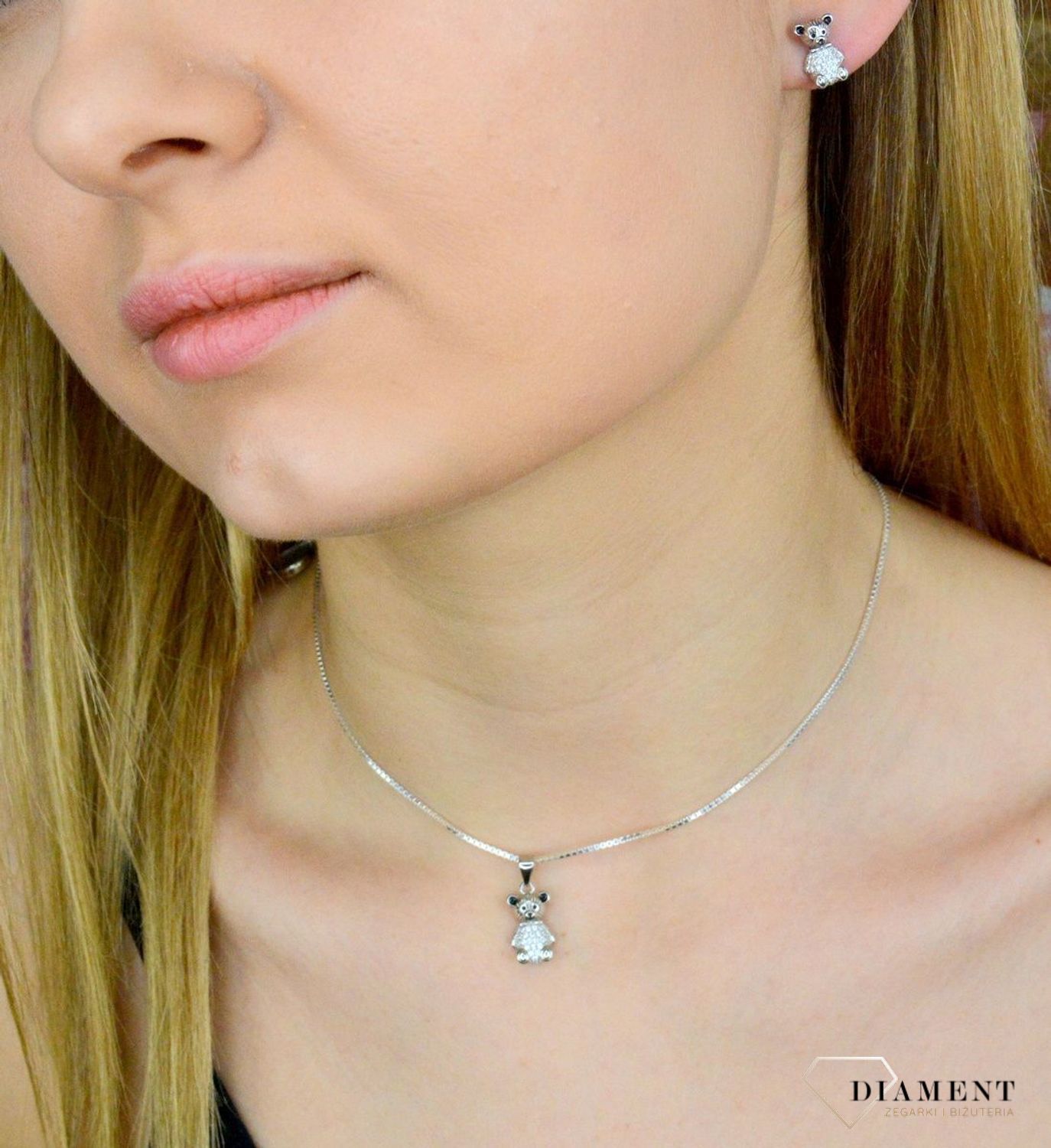 Srebrny komplet dziecięcy kolczyki i zawieszka  Słodkie misie  SVLS0094SF6BI00. Komplet srebrny dla dziewczynki srebro 925. Komplecik dla dziewczynki. Kolczyki misie z łańcuszkiem. Biżuteria na prezent dla dziecka..webp