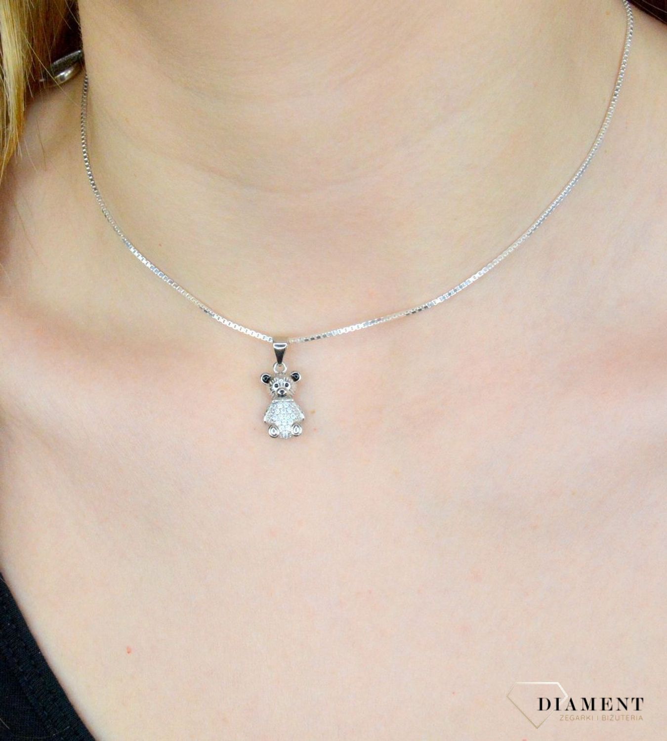 Srebrny komplet dziecięcy kolczyki i zawieszka  Słodkie misie  SVLS0094SF6BI00. Komplet srebrny dla dziewczynki srebro 925. Komplecik dla dziewczynki. Kolczyki misie z łańcuszkiem. Biżuteria na prezent dla dziecka..webp