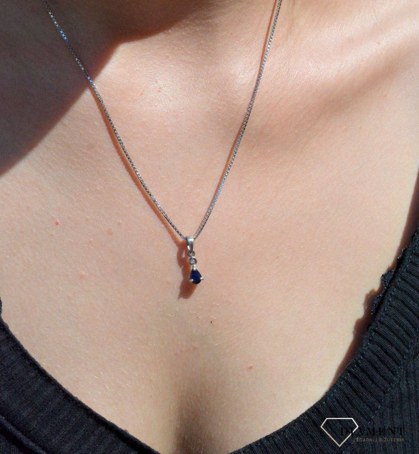 Zawieszka srebrna łezka z granatową cyrkonią SW-C-000-JNB-IWKQ125. Zawieszka srebrna damska. zawieszka srebrna łezka. Zawieszka srebrna z cyrkonią. Zawieszka srebrna do każdego łańcuszka. Idealna zawieszka srebrna na prezent..jpg