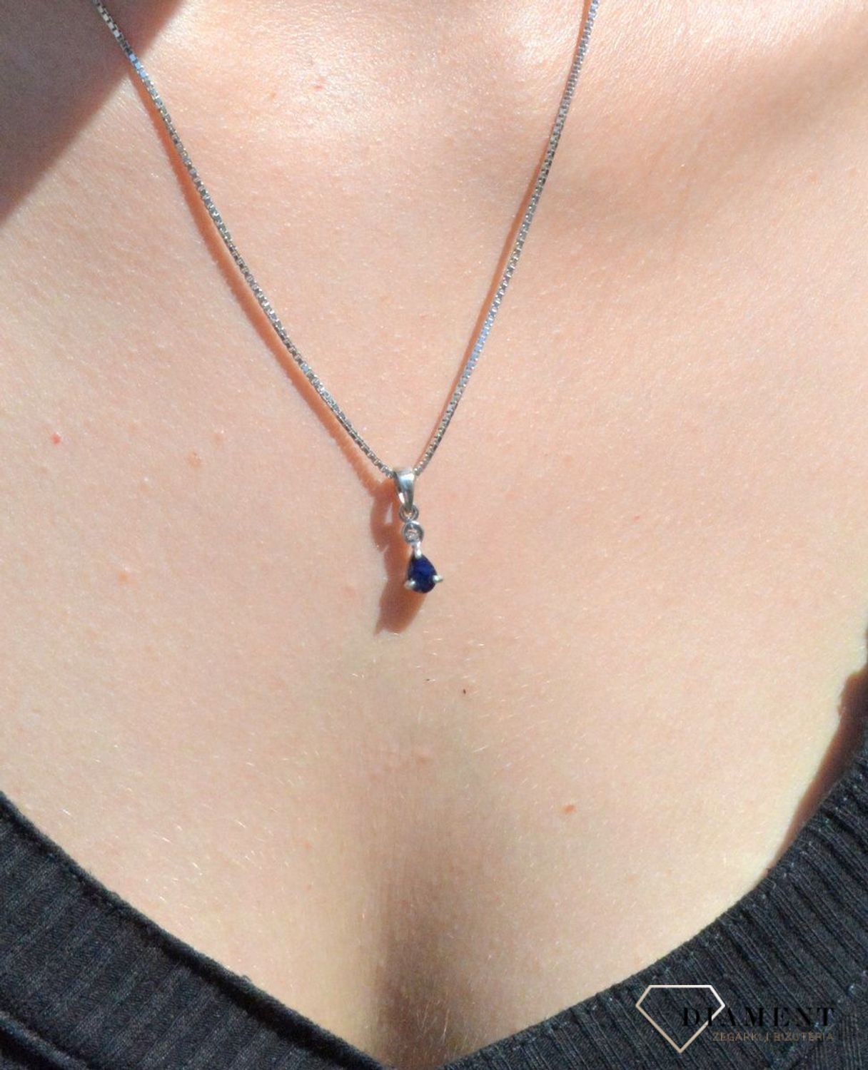 Zawieszka srebrna łezka z granatową cyrkonią SW-C-000-JNB-IWKQ125. Zawieszka srebrna damska. zawieszka srebrna łezka. Zawieszka srebrna z cyrkonią. Zawieszka srebrna do każdego łańcuszka. Idealna zawieszka srebrna na prezent..jpg