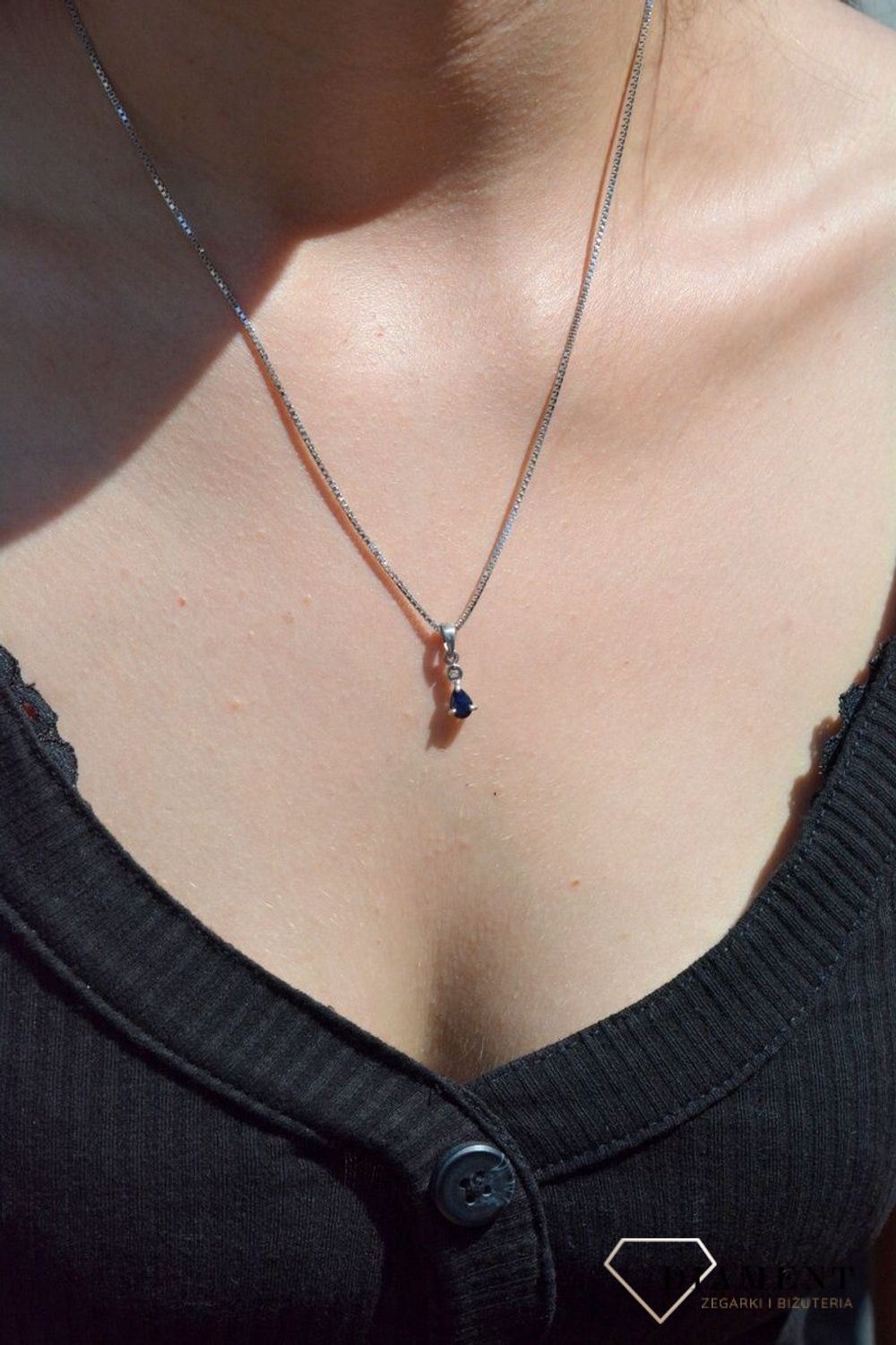 Zawieszka srebrna łezka z granatową cyrkonią SW-C-000-JNB-IWKQ125. Zawieszka srebrna damska. zawieszka srebrna łezka. Zawieszka srebrna z cyrkonią. Zawieszka srebrna do każdego łańcuszka. Idealna zawieszka srebrna na prezent..jpg