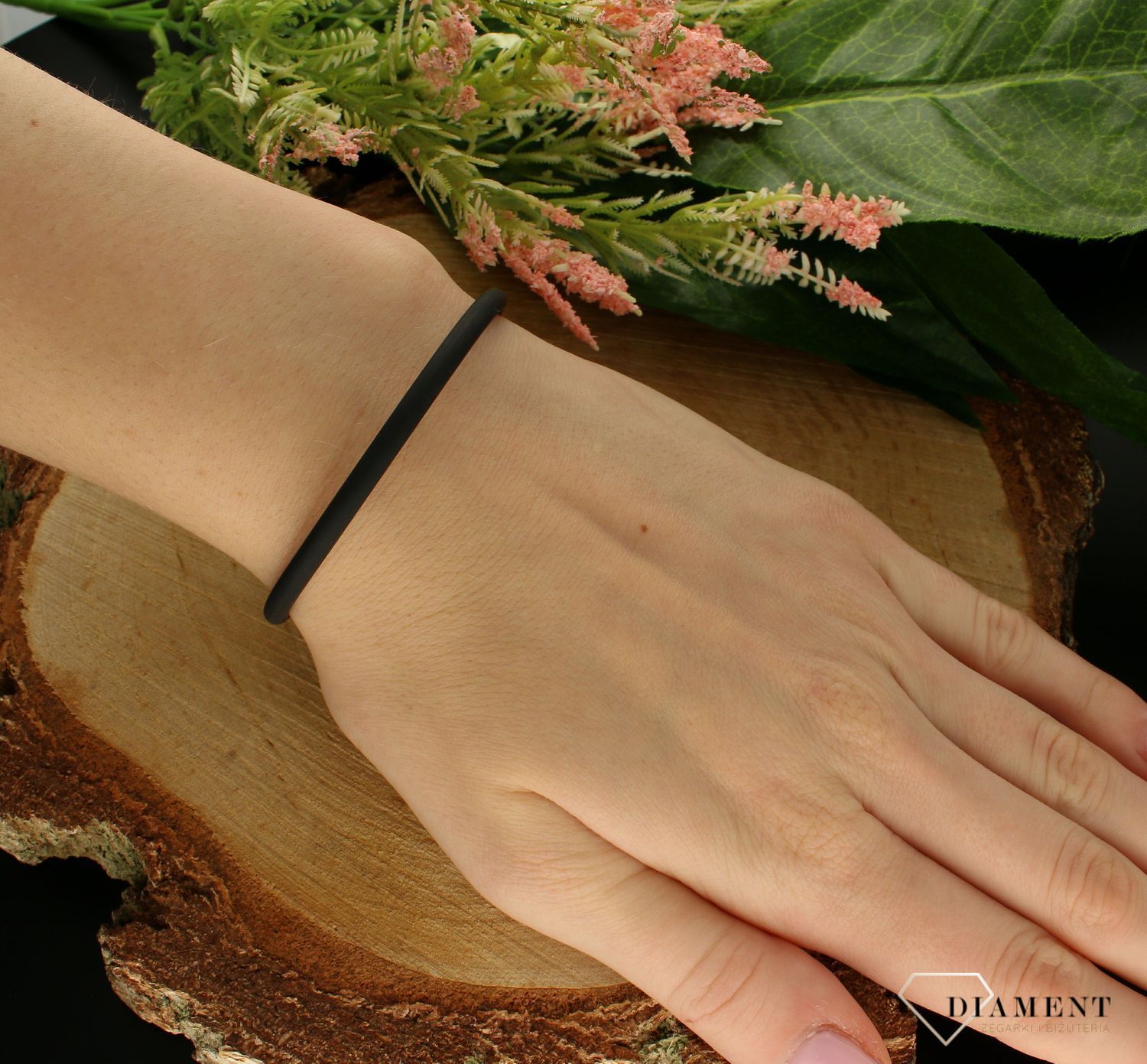 Bransoletka damska z kauczuku czarna ze złotym zapięciem SW-C-000-RNS-SBN8890. Bransoletka damska z kauczuku w czarnym kolorze. Bransoletka ozdobiona złotym zapięciem. Biżuteria posiada zapięcie na karabińczyk. Bransoletkę m.jpg