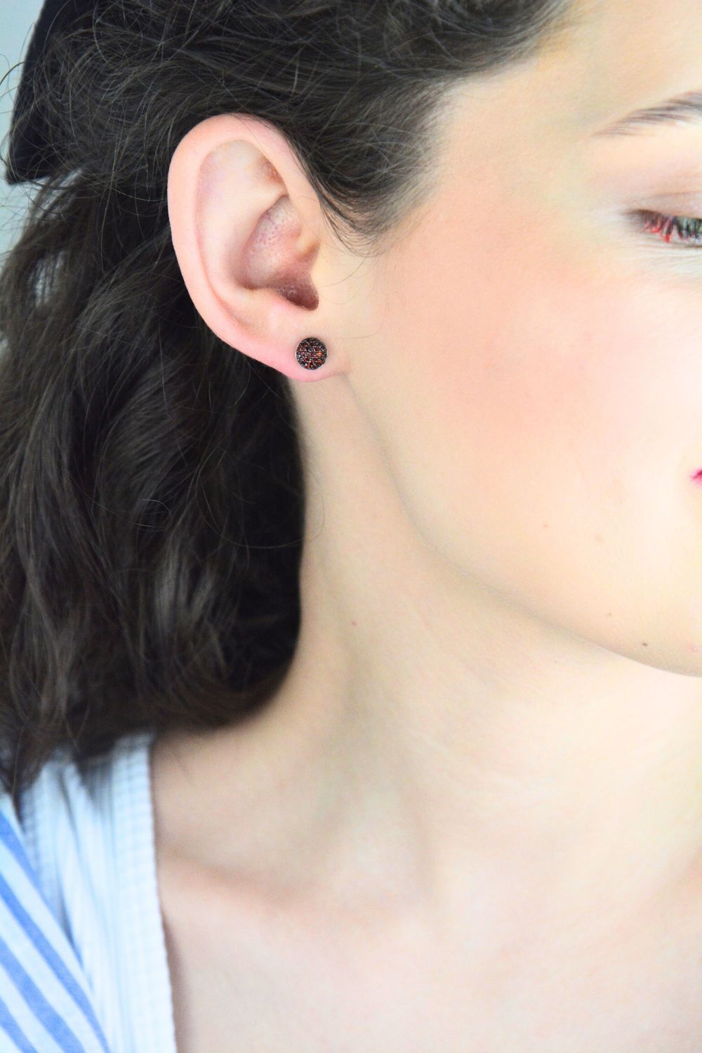 Kolczyki srebrne 925 – Czerwone cyrkonie, sztyft SW-T-000-HUI-IKLC248 Klasyczne kolczyki na sztyft wykonane z wysokiej jakości srebra próby 925, wysadzane intensywnie czerwonymi cyrkoniami1.jpg