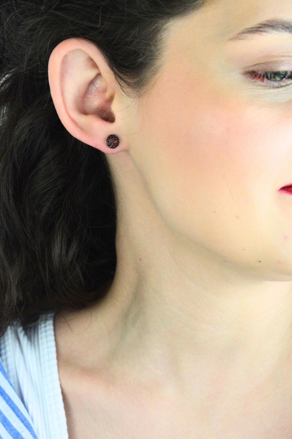 Kolczyki srebrne 925 – Czerwone cyrkonie, sztyft SW-T-000-HUI-IKLC248 Klasyczne kolczyki na sztyft wykonane z wysokiej jakości srebra próby 925, wysadzane intensywnie czerwonymi cyrkoniami1.jpg