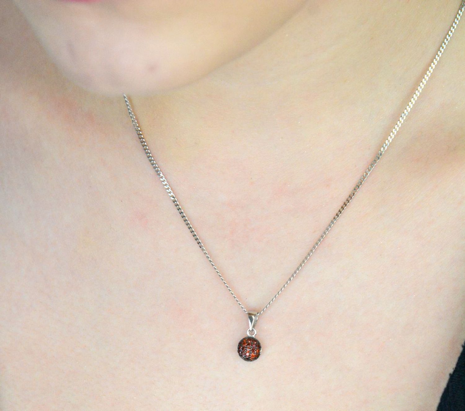 Elegancka srebrna zawieszka damska okrągła z czerwonymi cyrkoniami, wykonana z próby 925. Piękny dodatek do biżuterii, doskonały na prezent. Wymiary 1,3 cm x 6 mm, waga 0,70 g.1.jpg