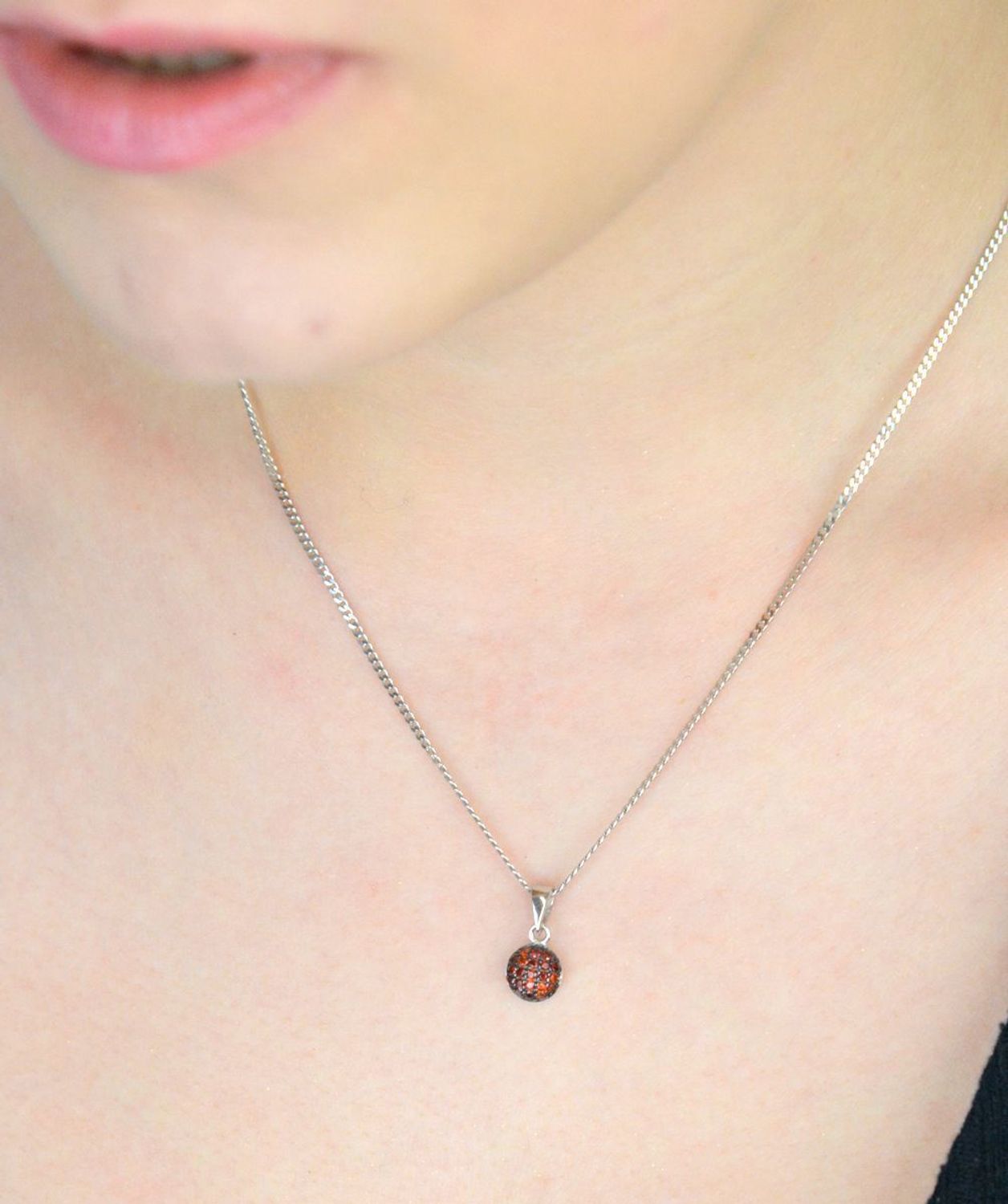 Elegancka srebrna zawieszka damska okrągła z czerwonymi cyrkoniami, wykonana z próby 925. Piękny dodatek do biżuterii, doskonały na prezent. Wymiary 1,3 cm x 6 mm, waga 0,70 g.1.jpg