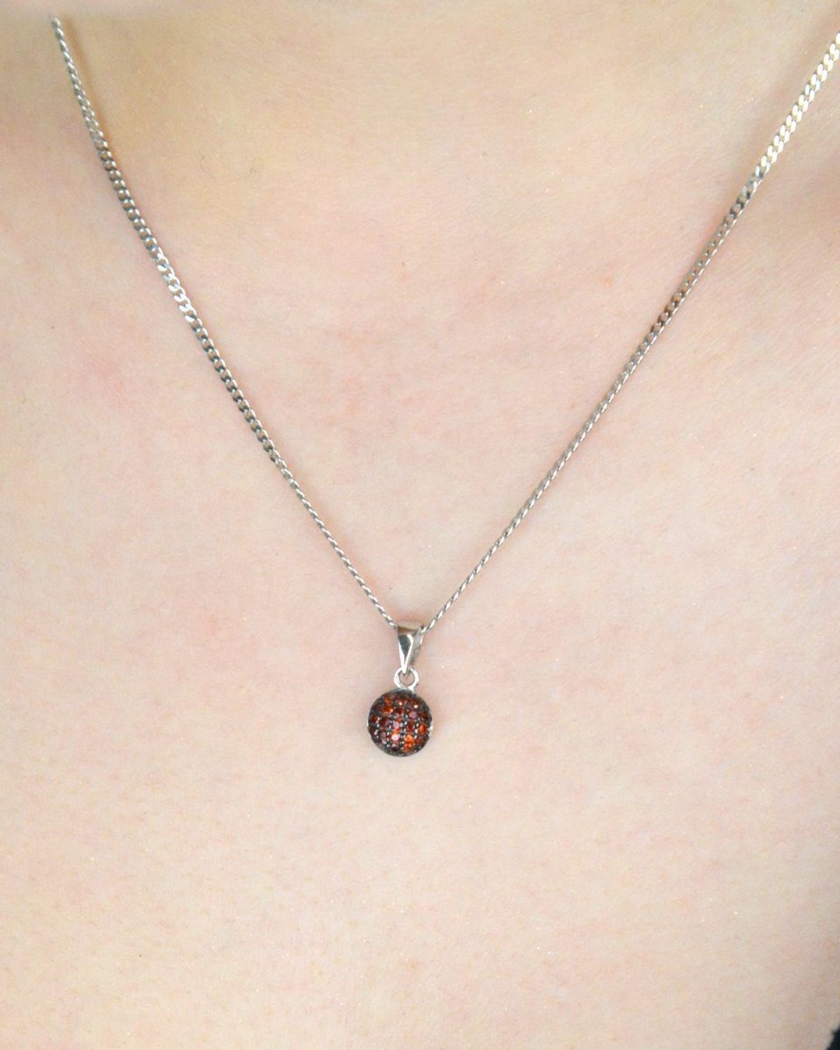 Elegancka srebrna zawieszka damska okrągła z czerwonymi cyrkoniami, wykonana z próby 925. Piękny dodatek do biżuterii, doskonały na prezent. Wymiary 1,3 cm x 6 mm, waga 0,70 g.1.jpg