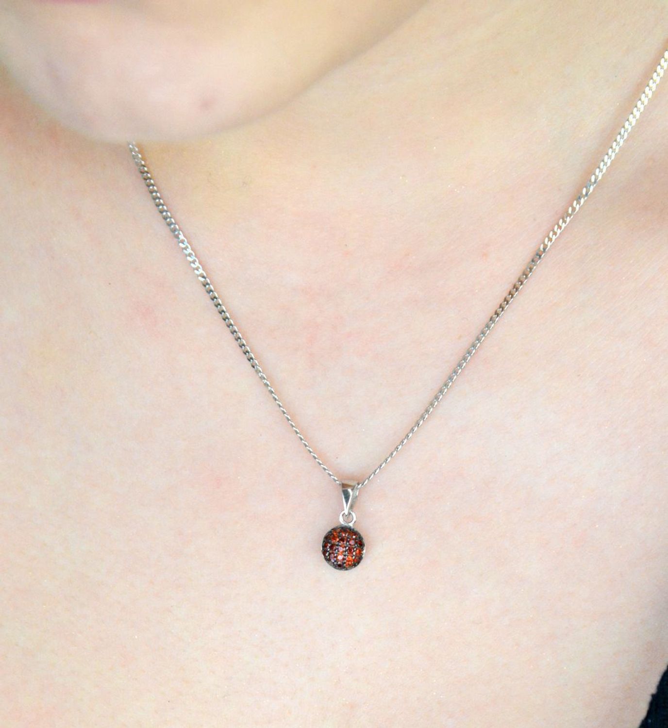 Elegancka srebrna zawieszka damska okrągła z czerwonymi cyrkoniami, wykonana z próby 925. Piękny dodatek do biżuterii, doskonały na prezent. Wymiary 1,3 cm x 6 mm, waga 0,70 g.1.jpg