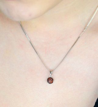 Elegancka srebrna zawieszka damska okrągła z czerwonymi cyrkoniami, wykonana z próby 925. Piękny dodatek do biżuterii, doskonały na prezent. Wymiary 1,3 cm x 6 mm, waga 0,70 g (4).JPG