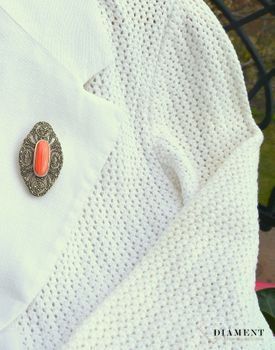 Srebrna broszka owal markazyt i koral syntetyczny SW-T-C15-000-SRZ3487. Srebrna broszka w owalnym kształcie ozdobiona markazytami i koralem syntetycznym (1).JPG