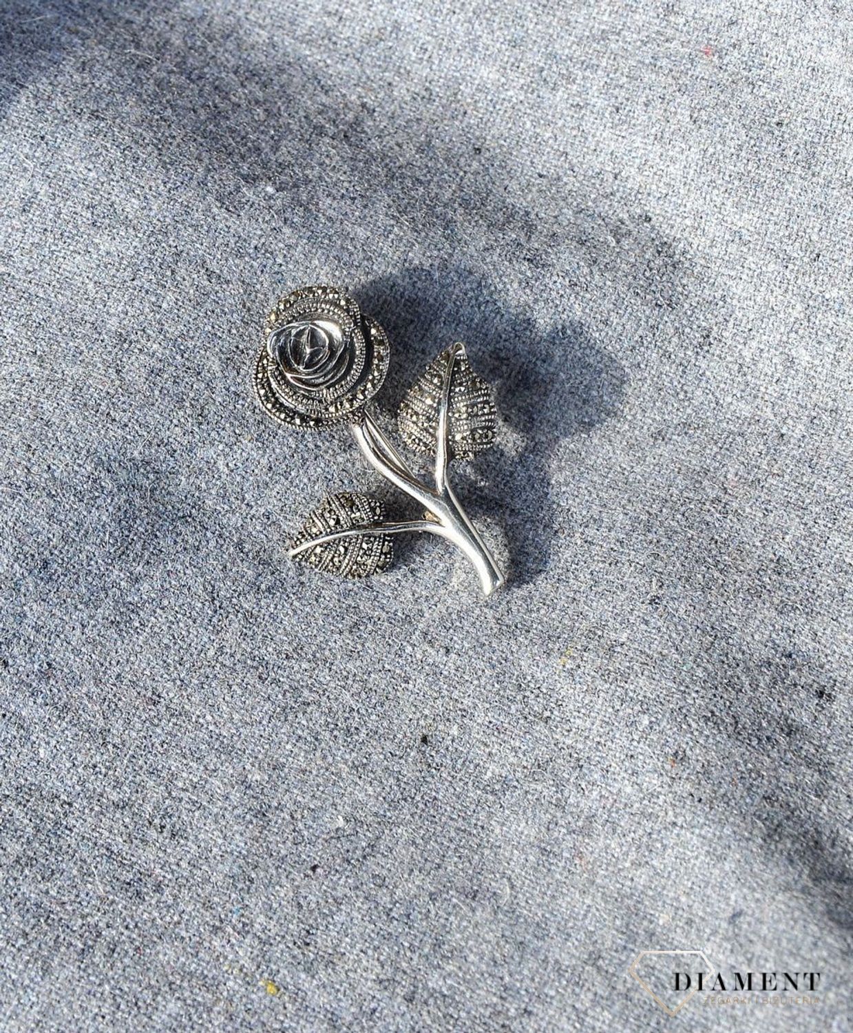 Srebrna broszka róża z markazytami SW-T-C16-MON-IRZ0119.jpg
