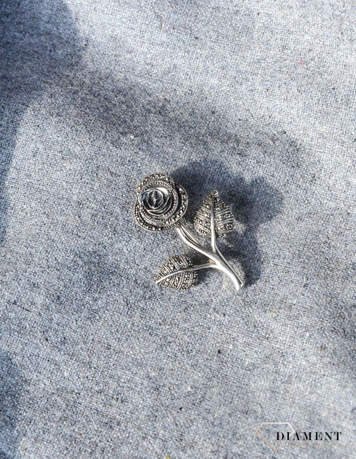 Srebrna broszka róża z markazytami SW-T-C16-MON-IRZ0119.jpg