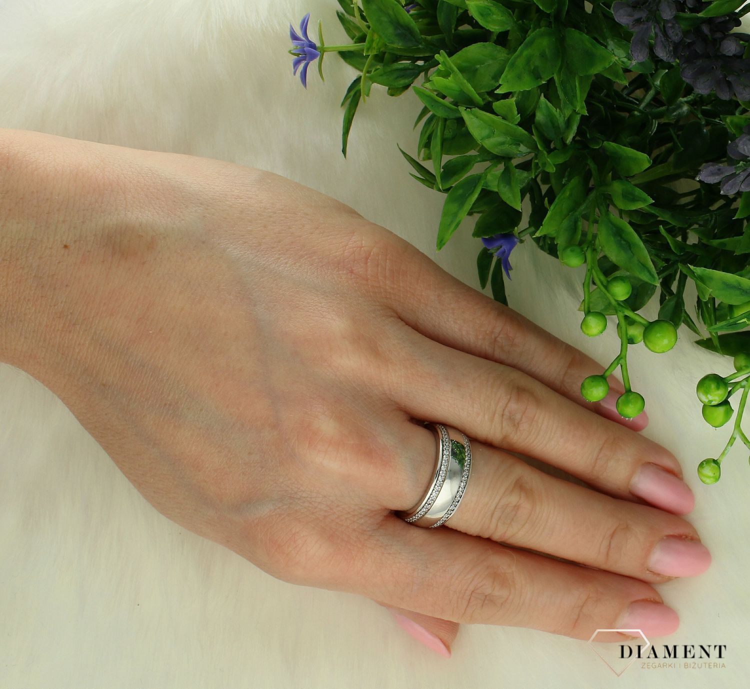 Srebrny pierścionek damski 925  szeroka obrączka wysadzana cyrkoniami SW-T-C18-HND-IPCW046. Srebrny pierścionek damski. Pierścionek srebrny dla kobiety. Srebrny pierścionek damski na prezent. Szeroki pierścionek damski. 1.jpg