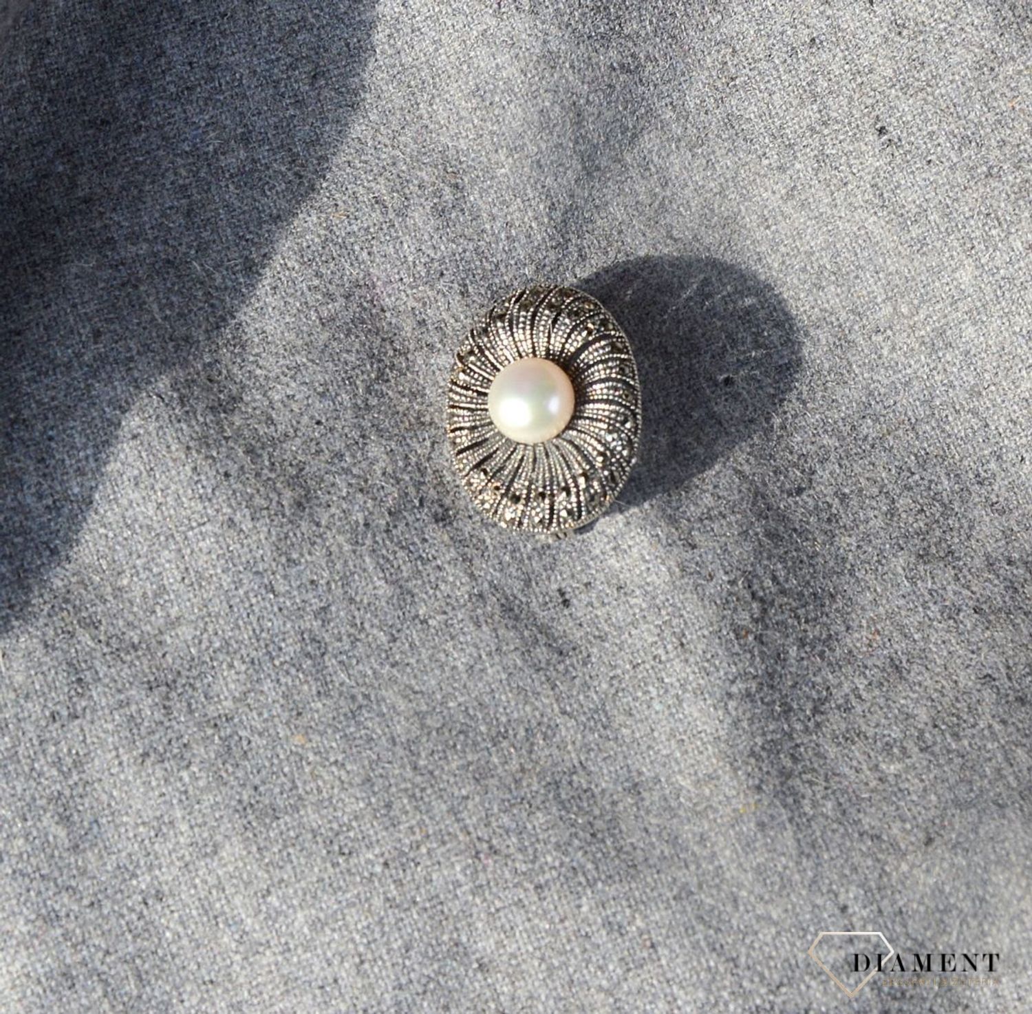 Srebrna broszka perełka z markazytami SW-T-C18-KIM-IRZP125.jpg