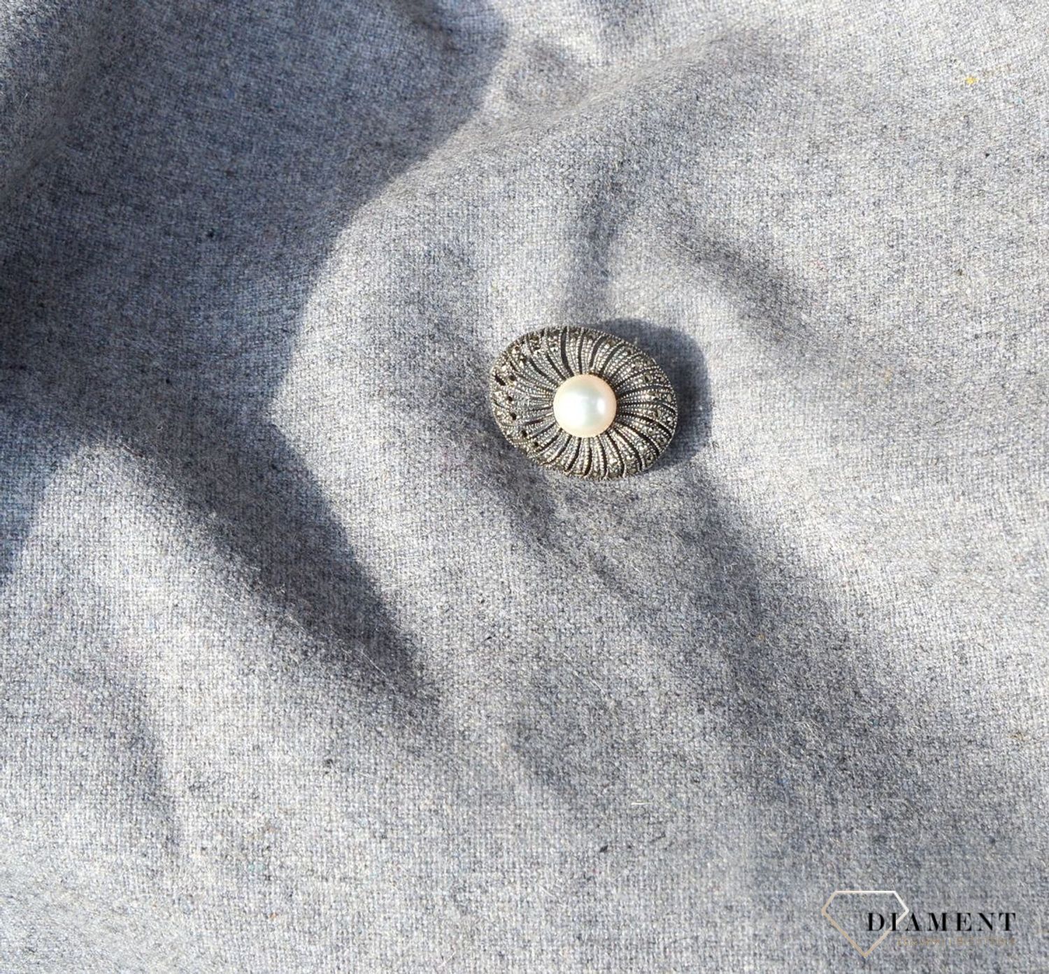 Srebrna broszka perełka z markazytami SW-T-C18-KIM-IRZP125.jpg