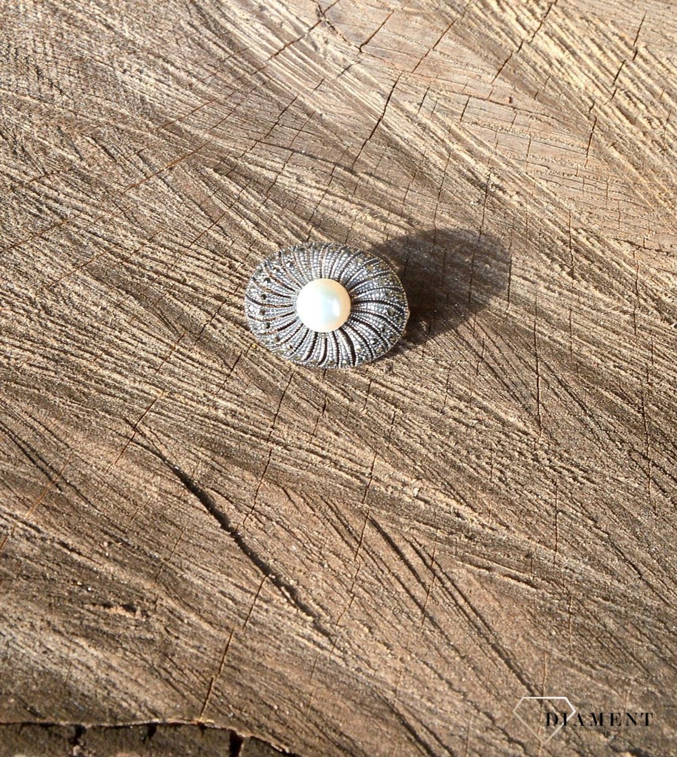 Srebrna broszka perełka z markazytami SW-T-C18-KIM-IRZP125.jpg