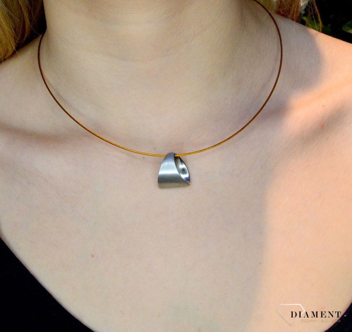 Srebrna zawieszka klasyczna o matowej powierzchni SW-T-C19-000-SWS5844. Oprawa zawieszki wykonana jest ze srebra o najwyższej próbie 925. Do zawieszki można dopasować łańcuszek z naszej oferty tworząc niepowtarzalny zestaw ora.jpg