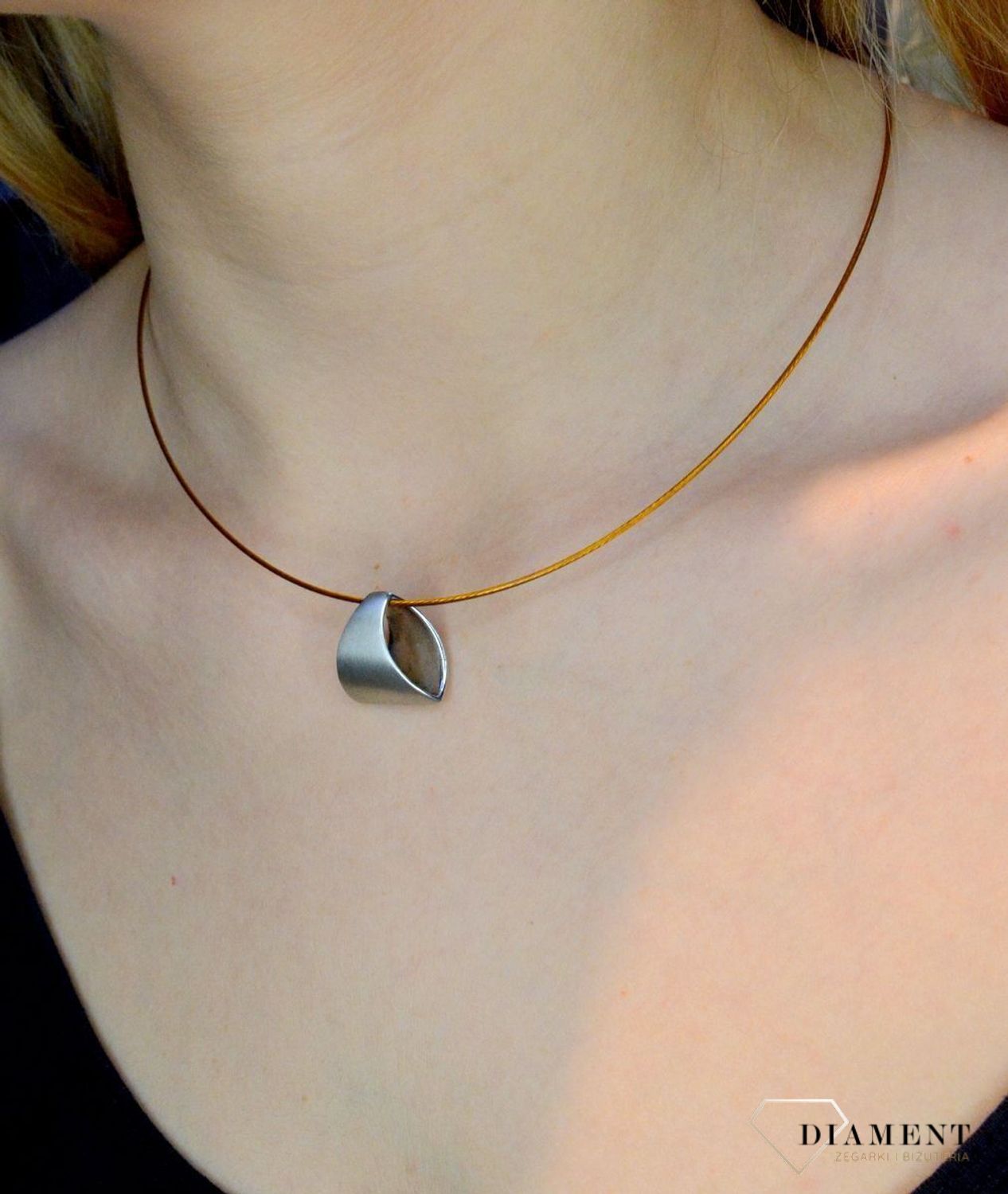 Srebrna zawieszka klasyczna o matowej powierzchni SW-T-C19-000-SWS5844. Oprawa zawieszki wykonana jest ze srebra o najwyższej próbie 925. Do zawieszki można dopasować łańcuszek z naszej oferty tworząc niepowtarzalny zestaw ora.jpg