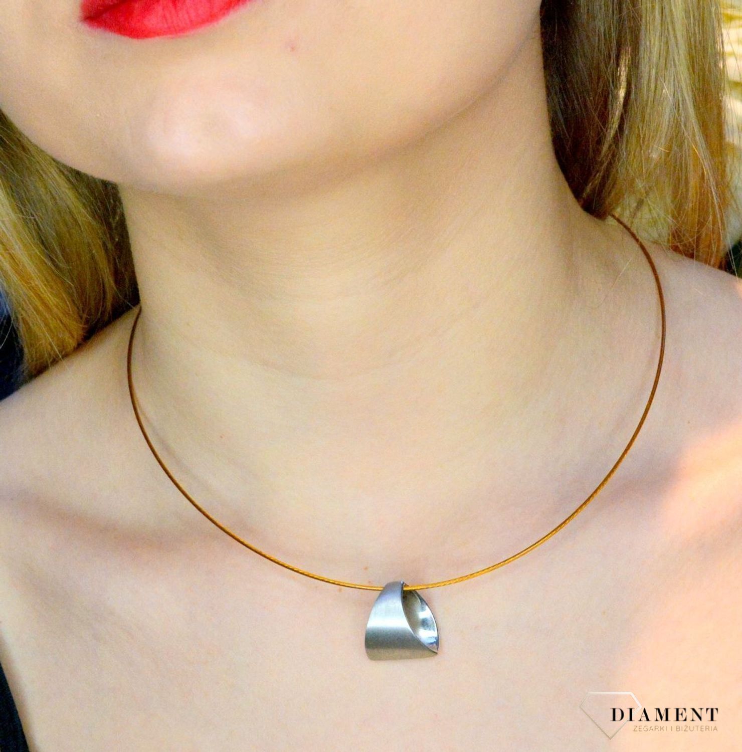 Srebrna zawieszka klasyczna o matowej powierzchni SW-T-C19-000-SWS5844. Oprawa zawieszki wykonana jest ze srebra o najwyższej próbie 925. Do zawieszki można dopasować łańcuszek z naszej oferty tworząc niepowtarzalny zestaw ora.jpg