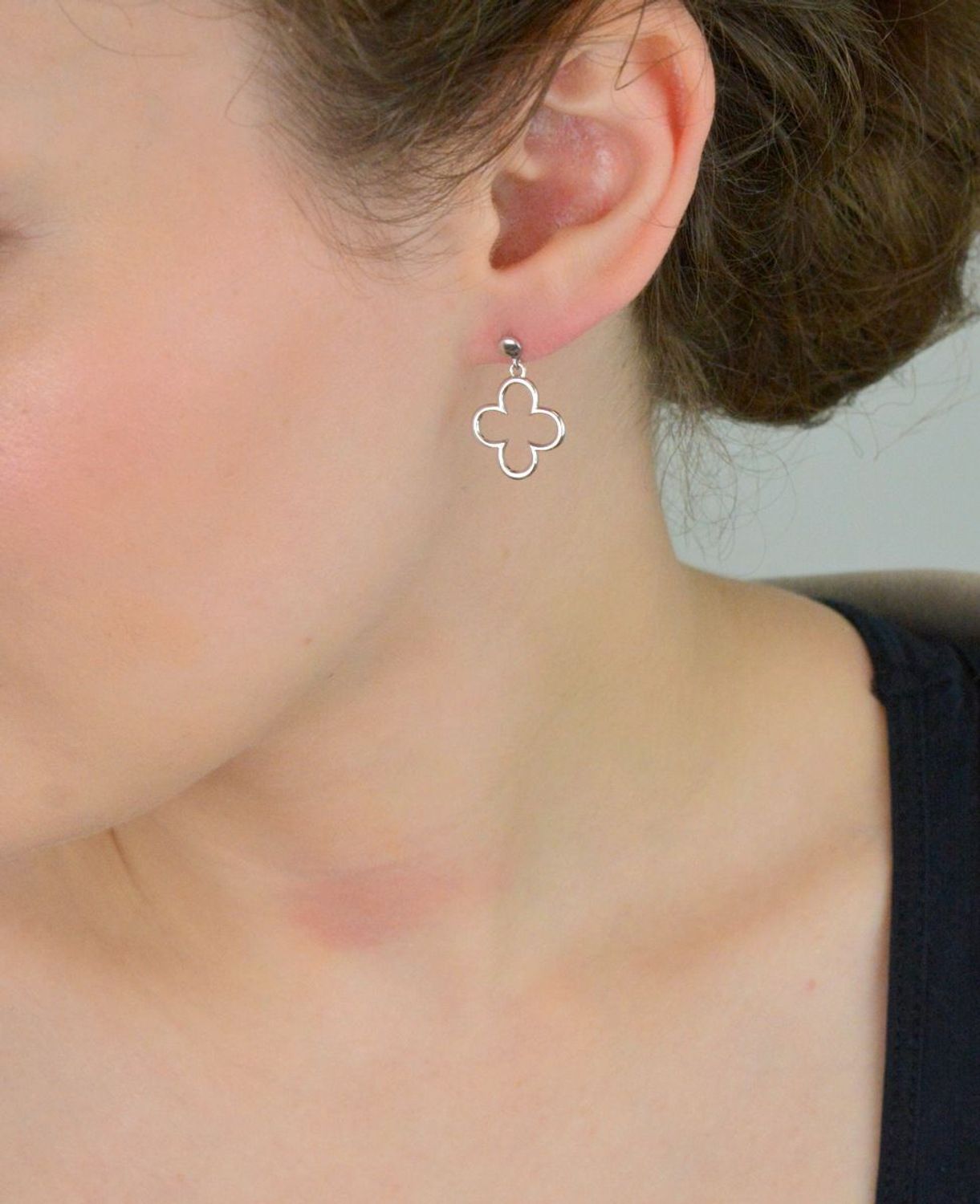 Kolczyki damskie wiszące srebrne próby 925 w kształcie koniczynki. Długość 2,2 cm, szerokość 1,5 cm, zapięcie na sztyft, waga 2,00 g. Model SW-T-C19-HND-IKR0029.1.jpg