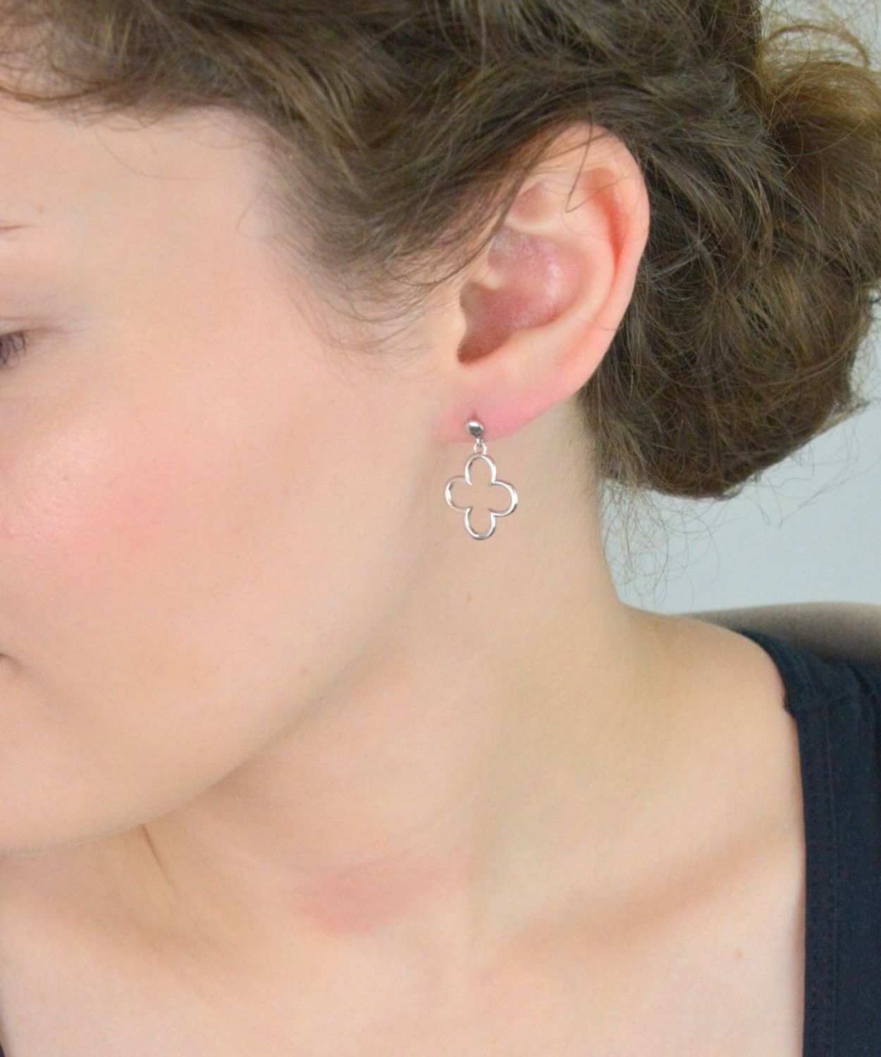 Kolczyki damskie wiszące srebrne próby 925 w kształcie koniczynki. Długość 2,2 cm, szerokość 1,5 cm, zapięcie na sztyft, waga 2,00 g. Model SW-T-C19-HND-IKR0029.1.jpg