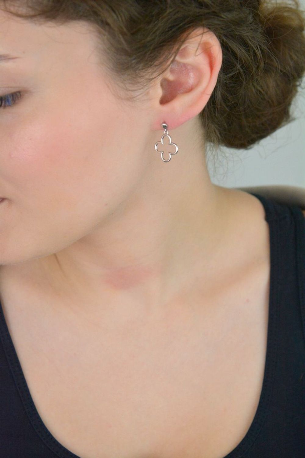 Kolczyki damskie wiszące srebrne próby 925 w kształcie koniczynki. Długość 2,2 cm, szerokość 1,5 cm, zapięcie na sztyft, waga 2,00 g. Model SW-T-C19-HND-IKR0029.1.jpg