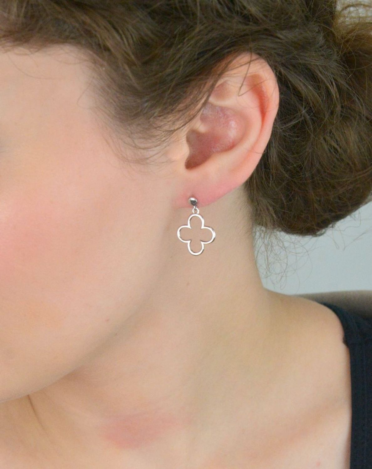 Kolczyki damskie wiszące srebrne próby 925 w kształcie koniczynki. Długość 2,2 cm, szerokość 1,5 cm, zapięcie na sztyft, waga 2,00 g. Model SW-T-C19-HND-IKR0029.1.jpg