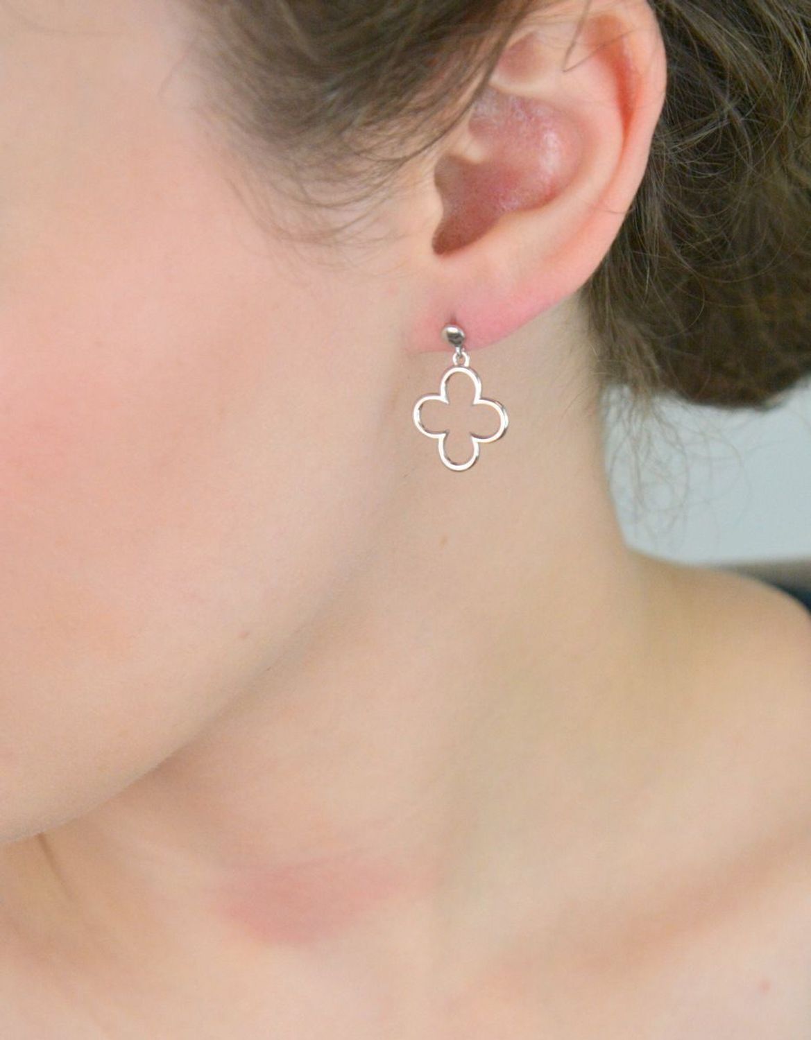 Kolczyki damskie wiszące srebrne próby 925 w kształcie koniczynki. Długość 2,2 cm, szerokość 1,5 cm, zapięcie na sztyft, waga 2,00 g. Model SW-T-C19-HND-IKR0029.1.jpg