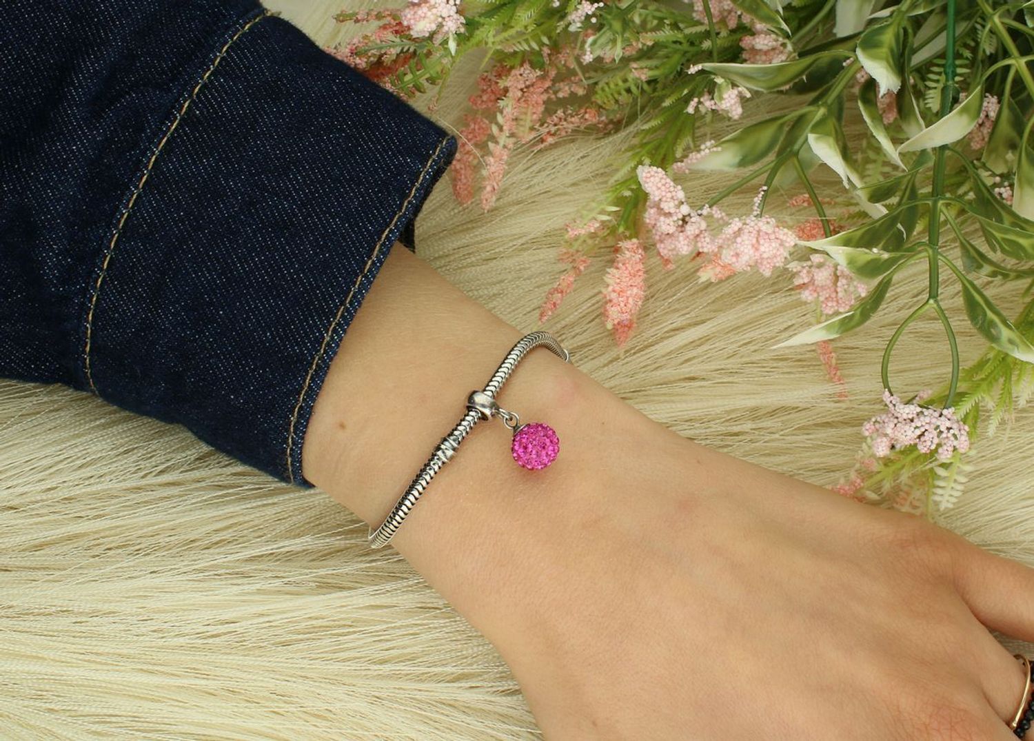 Delikatna srebrna zawieszka 925 z różowymi kamieniami – kobiecy i elegancki dodatek. Idealna na prezent lub do codziennego noszenia. Styl i subtelność w jednym.1.jpg