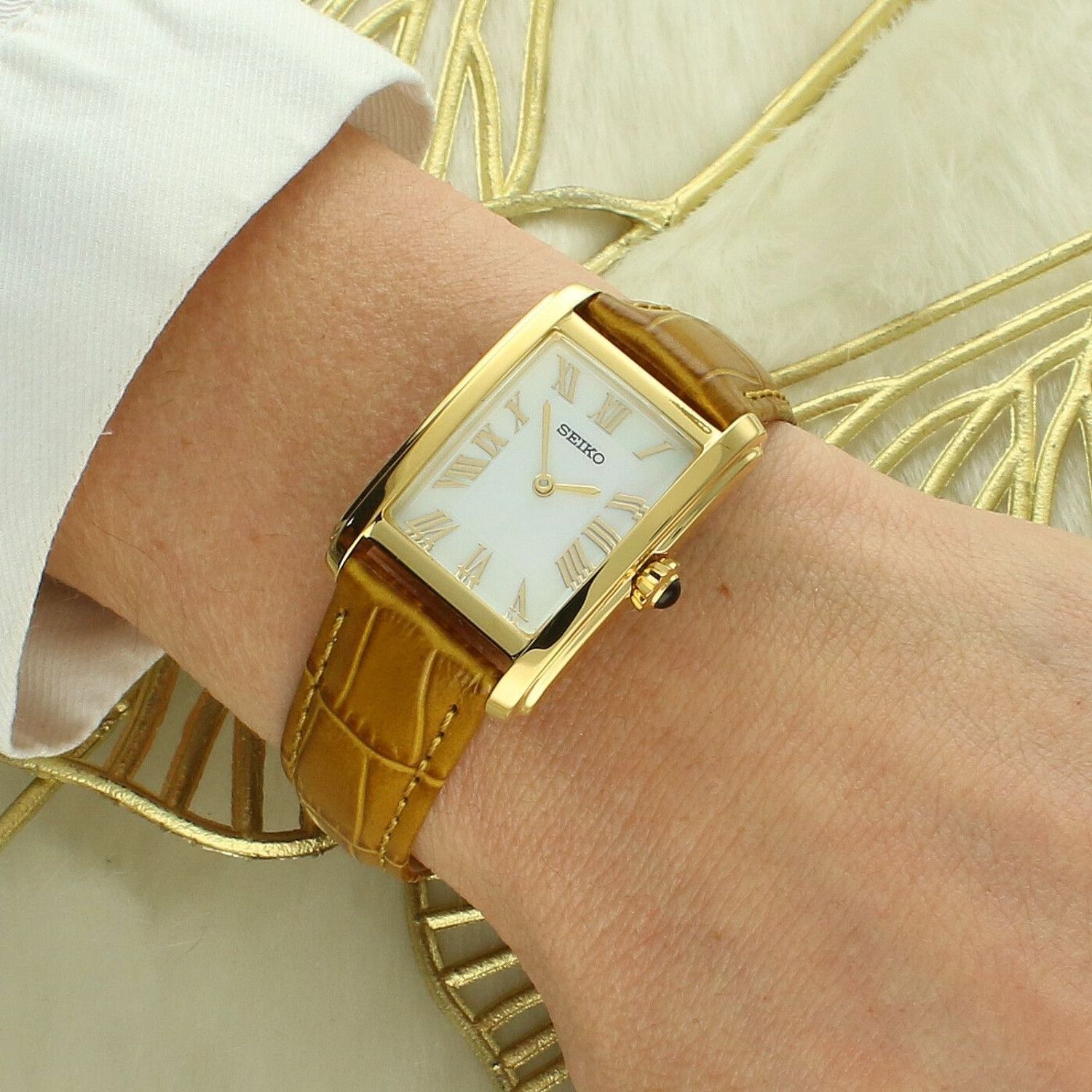 Zegarek Seiko Lady SWR100P1 – Damski Zegarek z Złotą Prostokątną Kopertą.jpg