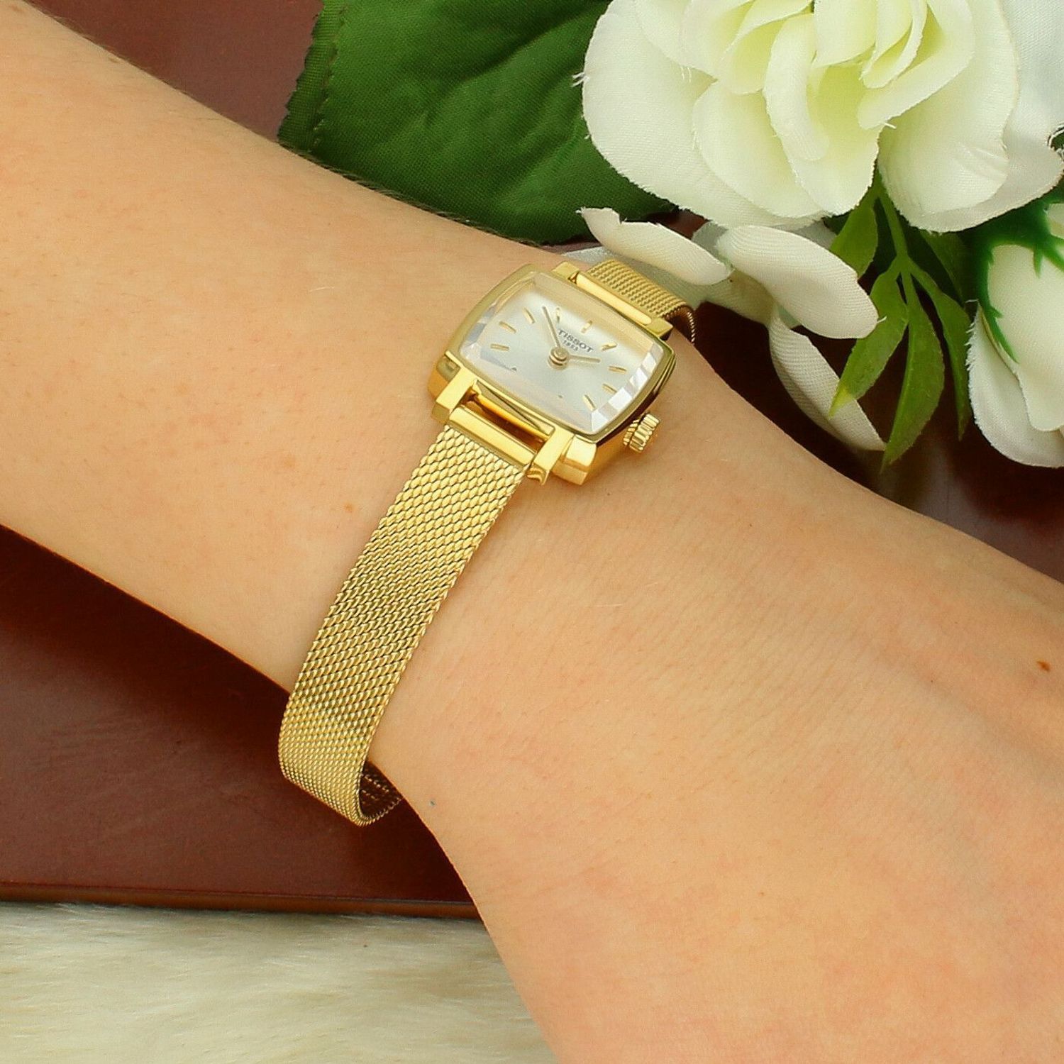 Zegarek damski Tissot T-Trend Lovely T058.109.33.031.00 – złoty, szwajcarski gold damski.jpg