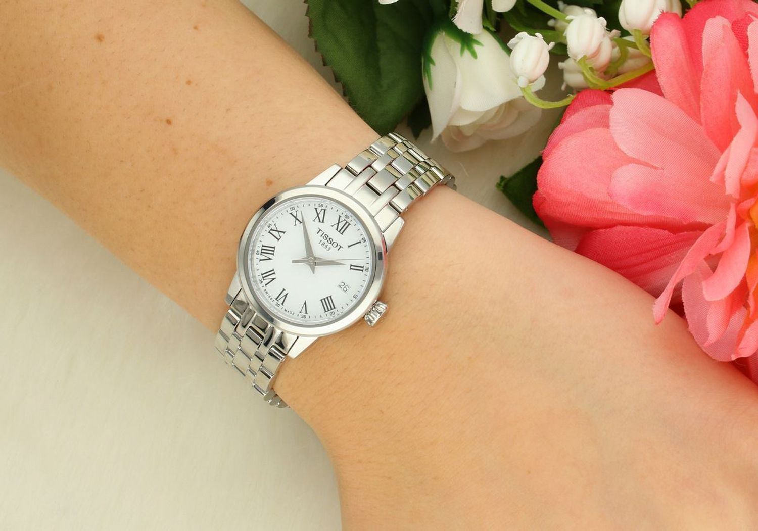 Odkryj Tissot Classic Dream Lady – elegancki damski zegarek kwarcowy 28 mm z datownikiem i sekundnikiem, na skórzanym pasku lub stalowej bransolecie 316L. Klasyka i szwajcarska jakość.1.jpg