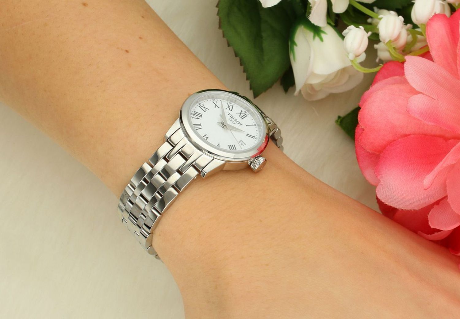 Odkryj Tissot Classic Dream Lady – elegancki damski zegarek kwarcowy 28 mm z datownikiem i sekundnikiem, na skórzanym pasku lub stalowej bransolecie 316L. Klasyka i szwajcarska jakość.1.jpg