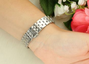 Odkryj Tissot Classic Dream Lady – elegancki damski zegarek kwarcowy 28 mm z datownikiem i sekundnikiem, na skórzanym pasku lub stalowej bransolecie 316L. Klasyka i szwajcarska jakość.4.jpg