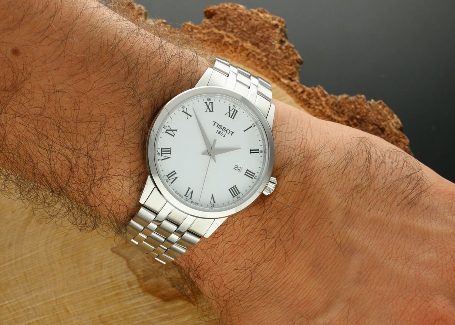 Odkryj Tissot CLASSIC DREAM 42mm – klasyczny szwajcarski zegarek z mechanizmem kwarcowym, datownikiem, szafirowym szkłem i elegancką stalową bransoletą lub paskiem skórzanym. 1.webp