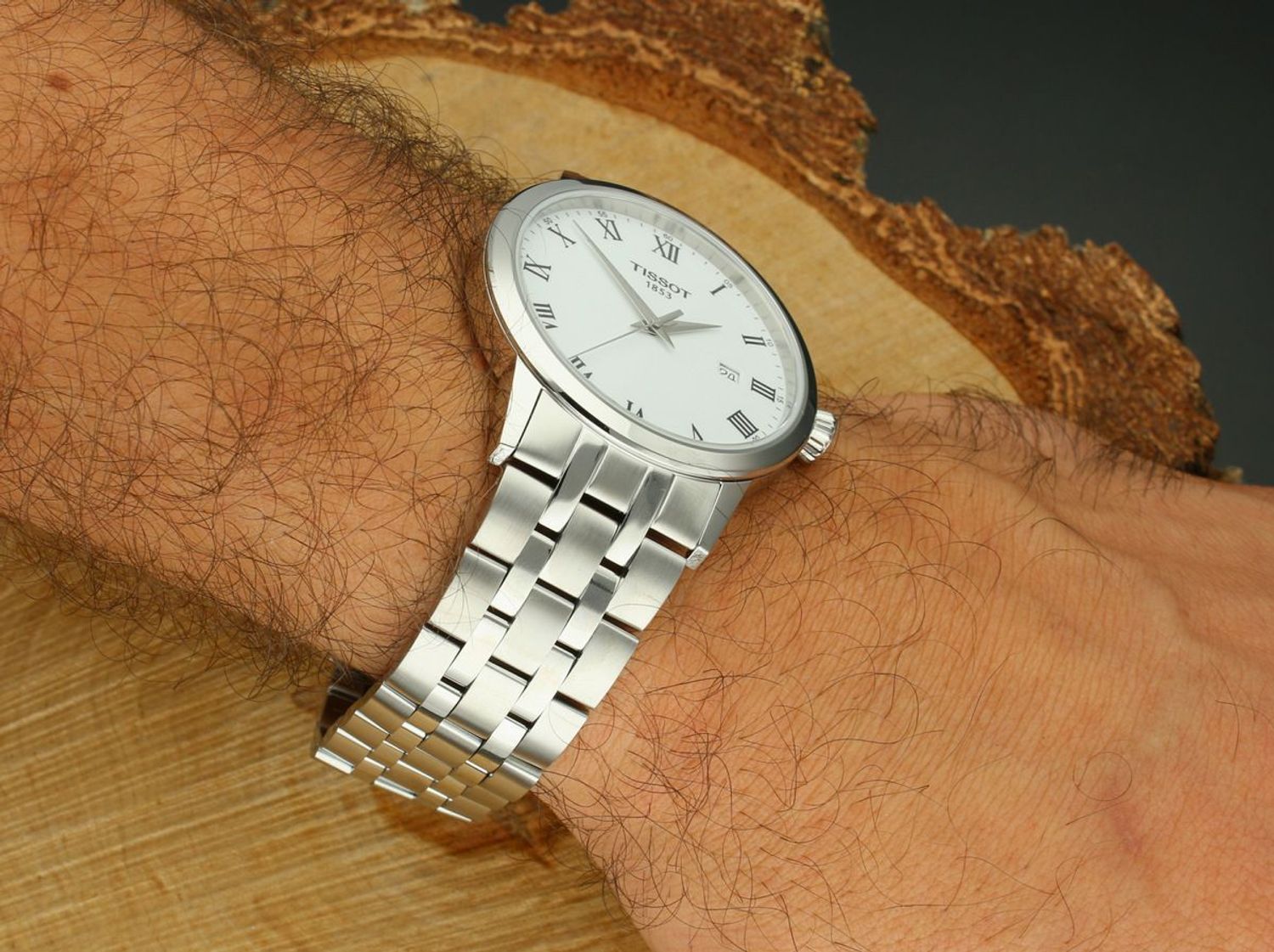 Odkryj Tissot CLASSIC DREAM 42mm – klasyczny szwajcarski zegarek z mechanizmem kwarcowym, datownikiem, szafirowym szkłem i elegancką stalową bransoletą lub paskiem skórzanym. 1.webp