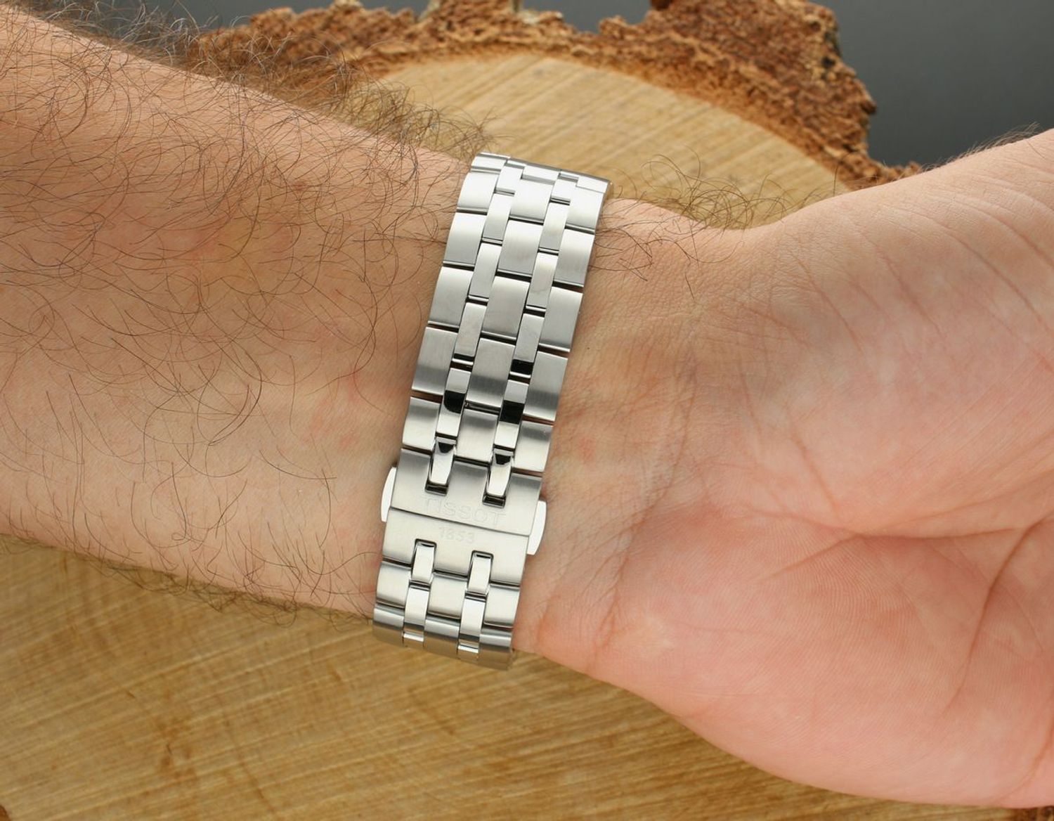 Odkryj Tissot CLASSIC DREAM 42mm – klasyczny szwajcarski zegarek z mechanizmem kwarcowym, datownikiem, szafirowym szkłem i elegancką stalową bransoletą lub paskiem skórzanym. 1.webp