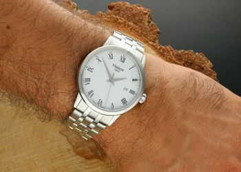 Odkryj Tissot CLASSIC DREAM 42mm – klasyczny szwajcarski zegarek z mechanizmem kwarcowym, datownikiem, szafirowym szkłem i elegancką stalową bransoletą lub paskiem skórzanym. 2.jpg