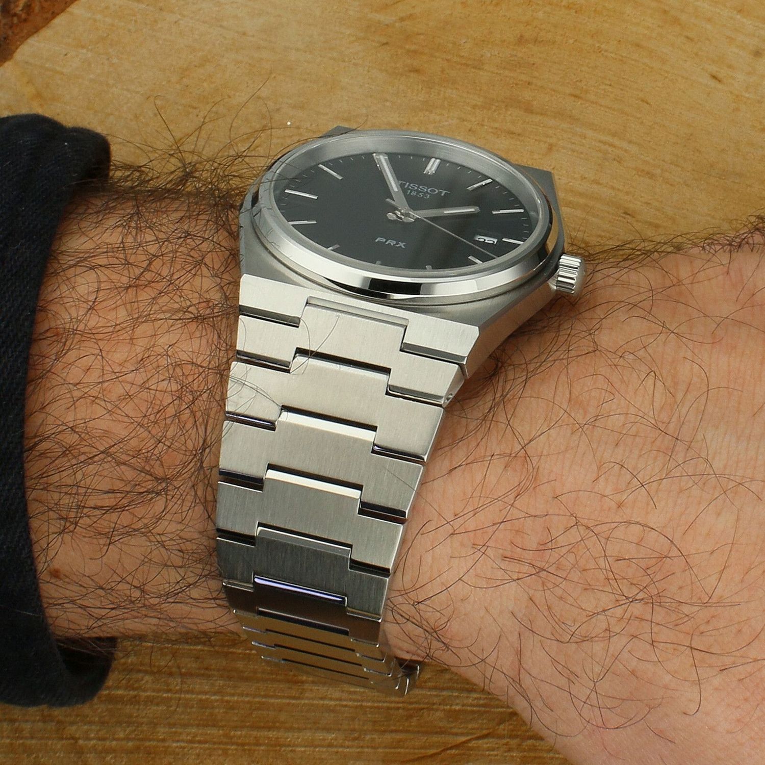 Zegarek męski na bransolecie z czarną tarczą Tissot z szafirowym PRX T137.410.11.051 (1).jpg